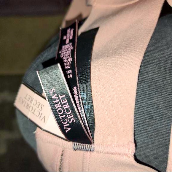 VS  Studio Collection Unlined Wireless Bra Top - Picture 3 of 4